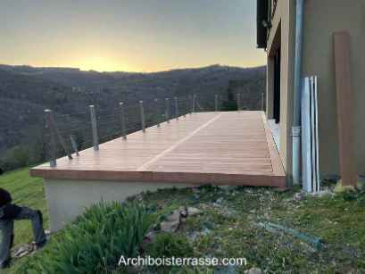 Terrasse bois de maison en prolongement d'une coursive