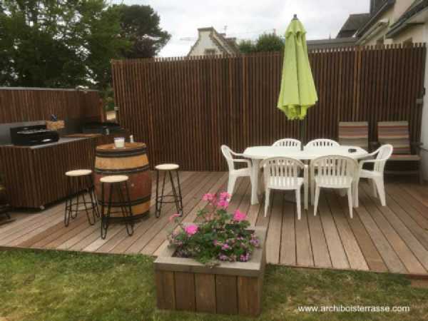 Terrasse en bois avec coin cuisine et pare-vue - Carnac Morbihan 56 Bretagne