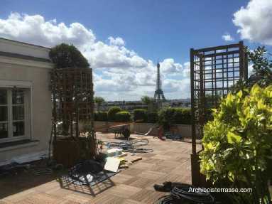 Toit-terrasse en bois d'un hôtel palace à Parisl - vue sur la Tour Eiffel