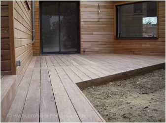 terrasse bois entree de piscine et maison