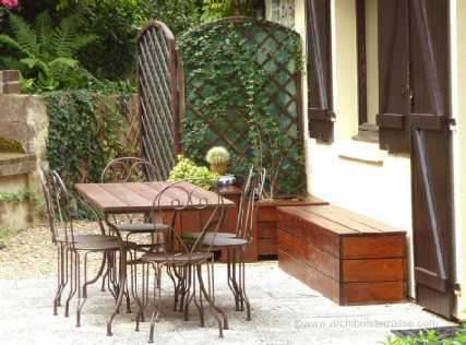 Eléments complémentaires de la terrasse de jardin - table en cumaru - coffre de rangement - jardinières de conception différentes table coffre jardiniere en bois de jardin